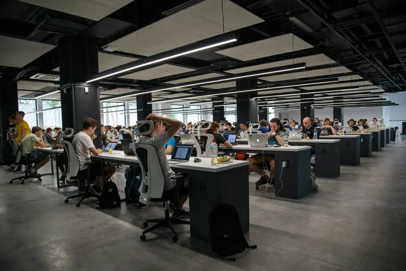 Oficina amplia con personas trabajando en sus puestos