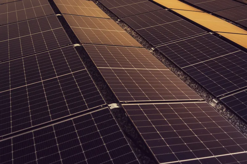 Filas de placas solares sobre un tejado