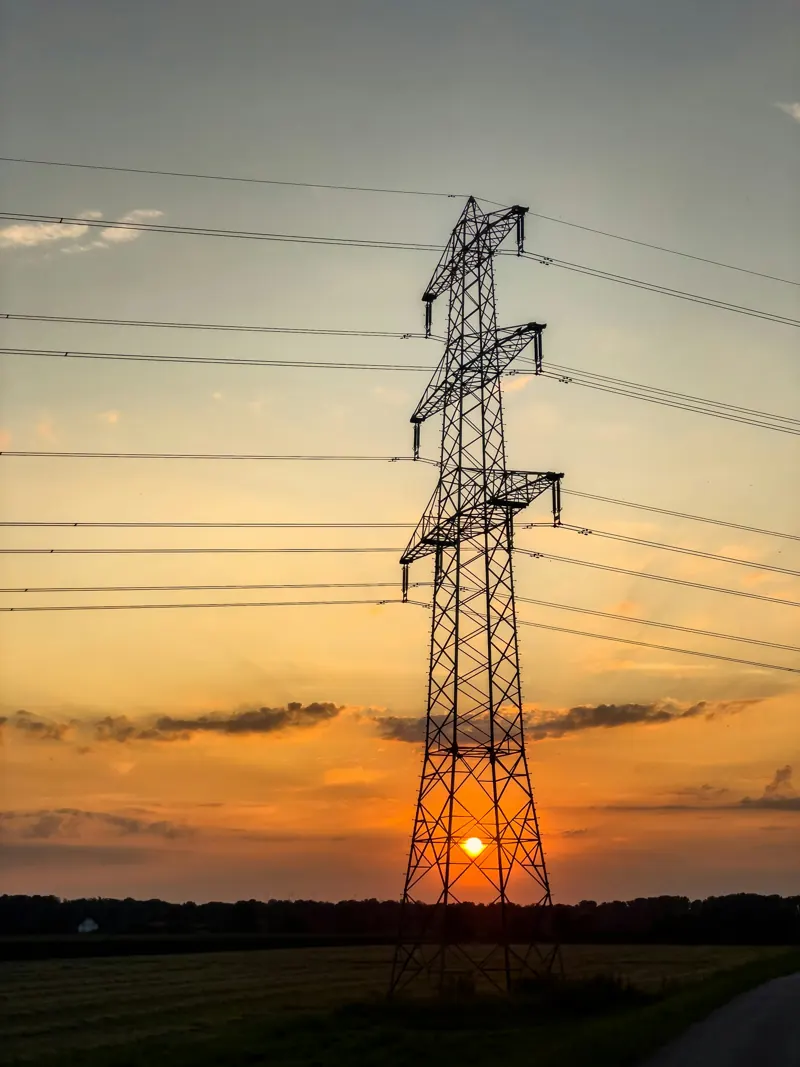 Torre eléctrica al atardecer